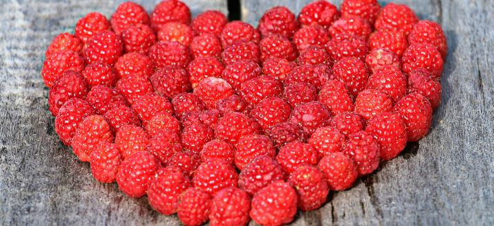 -Herz aus Himbeeren