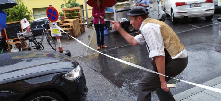 -Straßentheater Irrwisch, Rudi Hebinger hält ein Auto auf