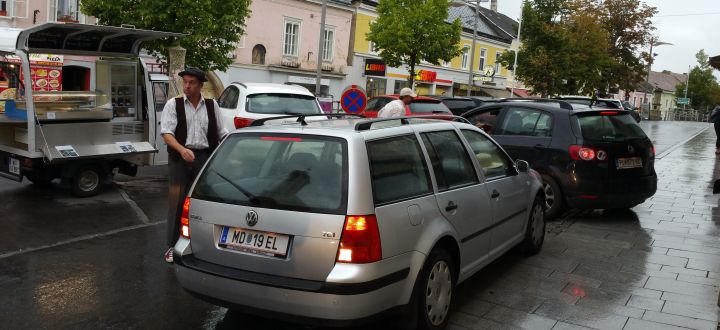 -Rudi Hebinger bei einer Straßentheater Aktion in Neulengbach