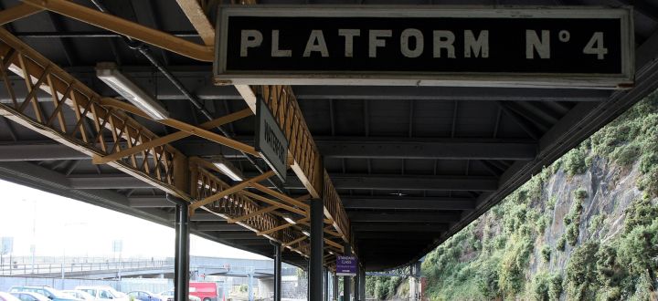 -Crowdfunding Plattformen - hier Bahnstation als Symbol
