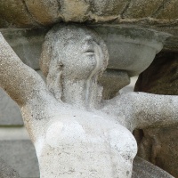 Die Last, die es zu tragen gilt ...-Steinfigur Frauen tragen einen Brunnen, Quelle pixabay